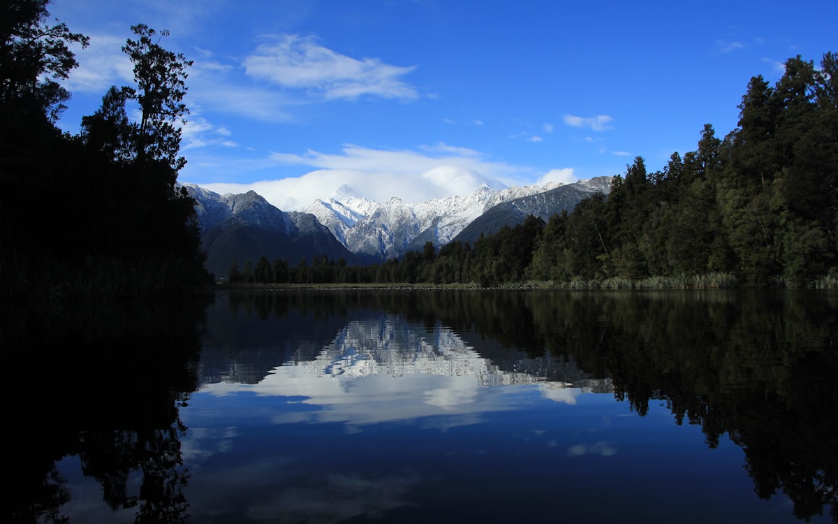 Lago y montañas de Nueva Zelanda